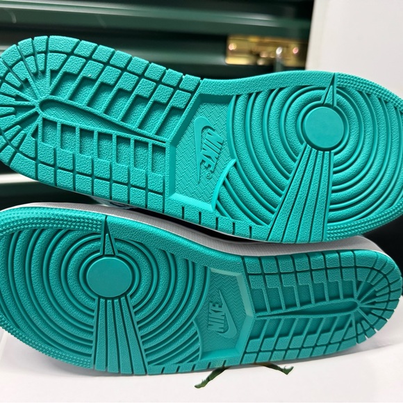 Size 7.5 - Air Jordan 1 Mid Black Grape W BRAND NEW WITH BOX - Picture 6 of 7